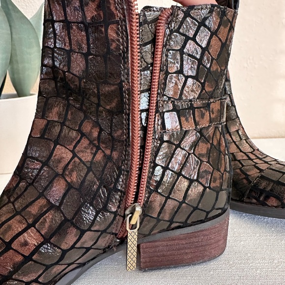 Donald J. Pliner Swift Brown Croc Embossed Leather Zip Ankle Booties Women’s 7M - Picture 10 of 15